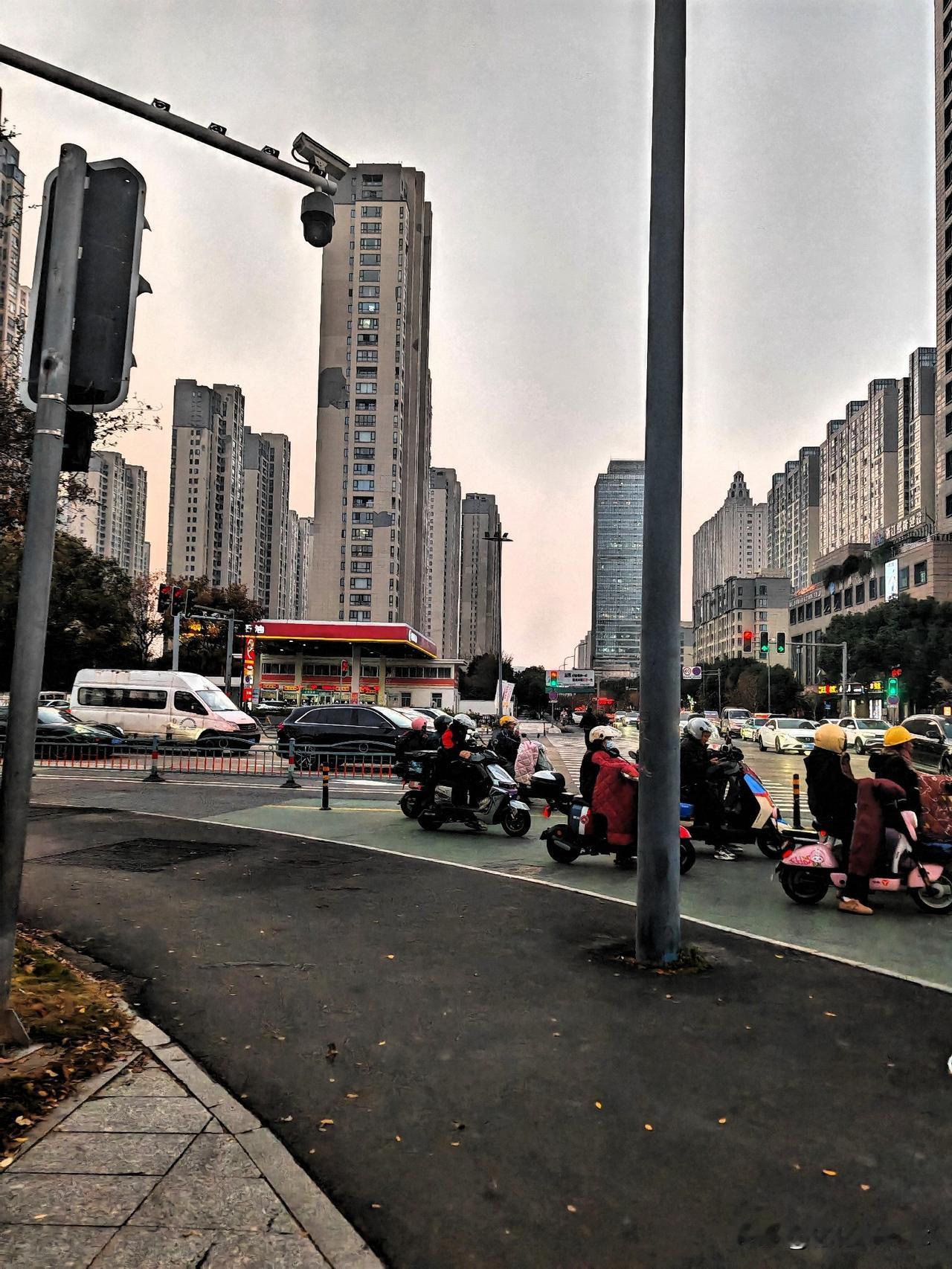 每天4-5点的时候
这里人都好多，都在等红绿灯
都是下班的或者准备上班的人
基本