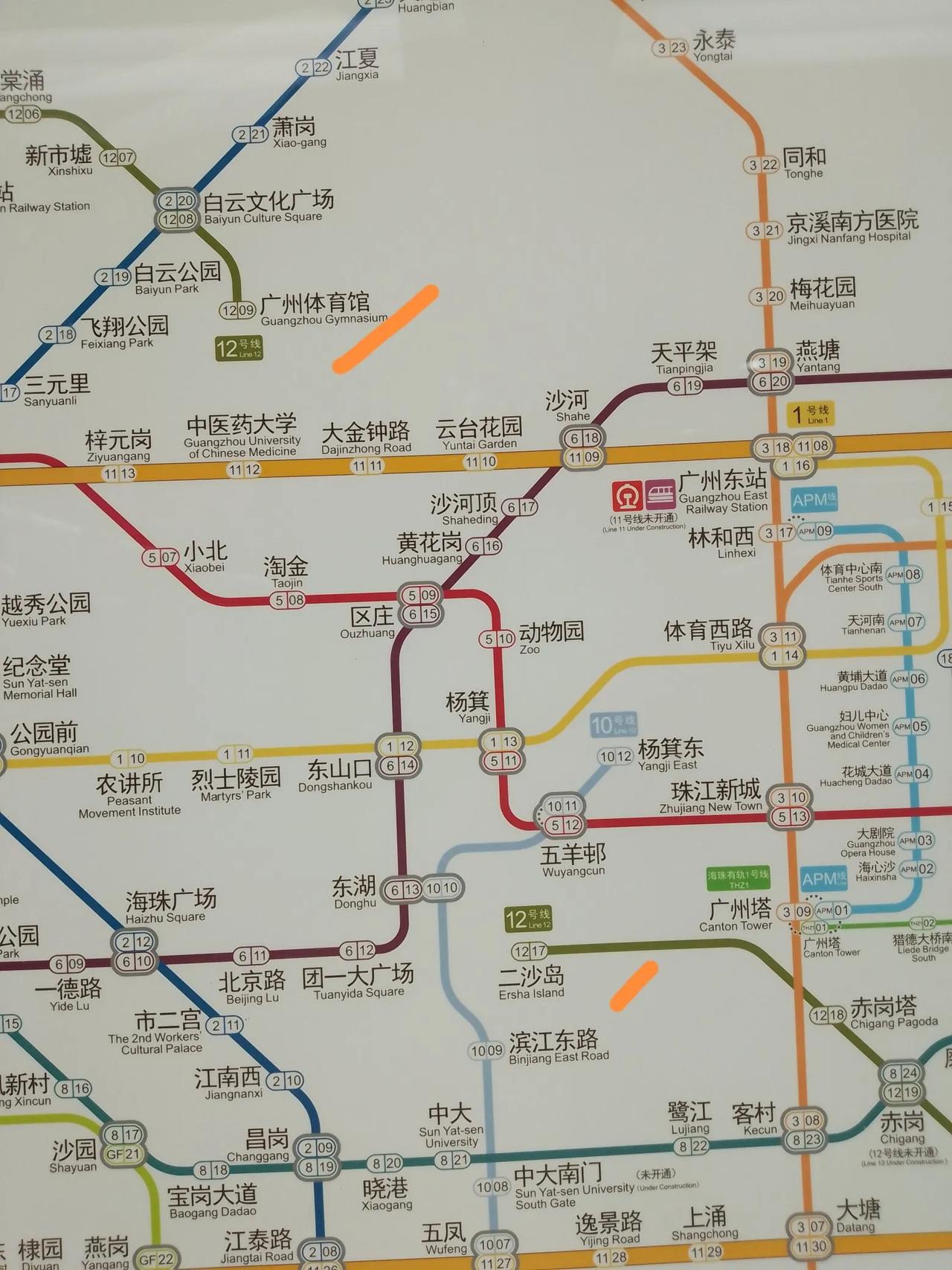 今天再次看清楚广州地铁线路图才发现12号线的二沙岛站和广州体育馆站是没有连接的，