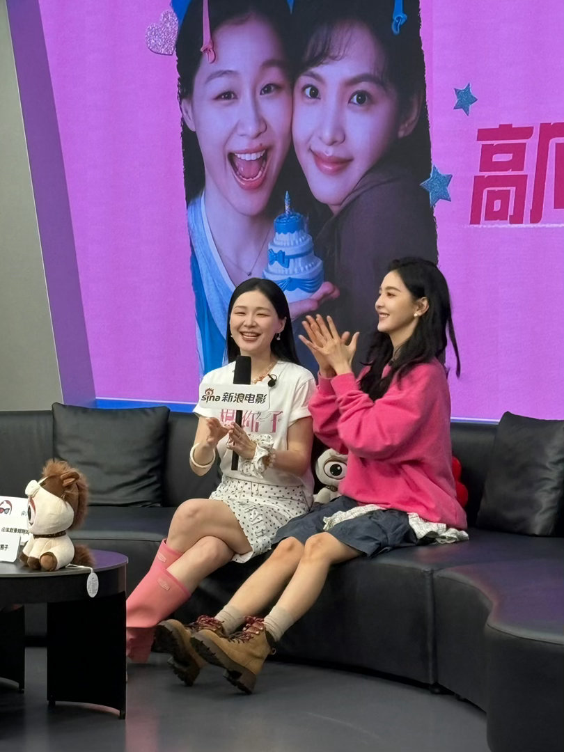 章若楠突然靠近镜头扫楼互动镜头太圈粉，章若楠毫无预兆靠近镜头，温柔感扑面而来。高