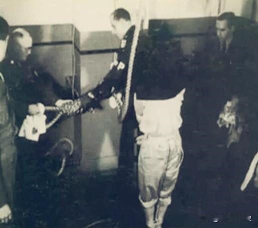 1948年12月23日零时， 70岁的松井石根在东京巢鸭监狱被执行死刑。他头上蒙
