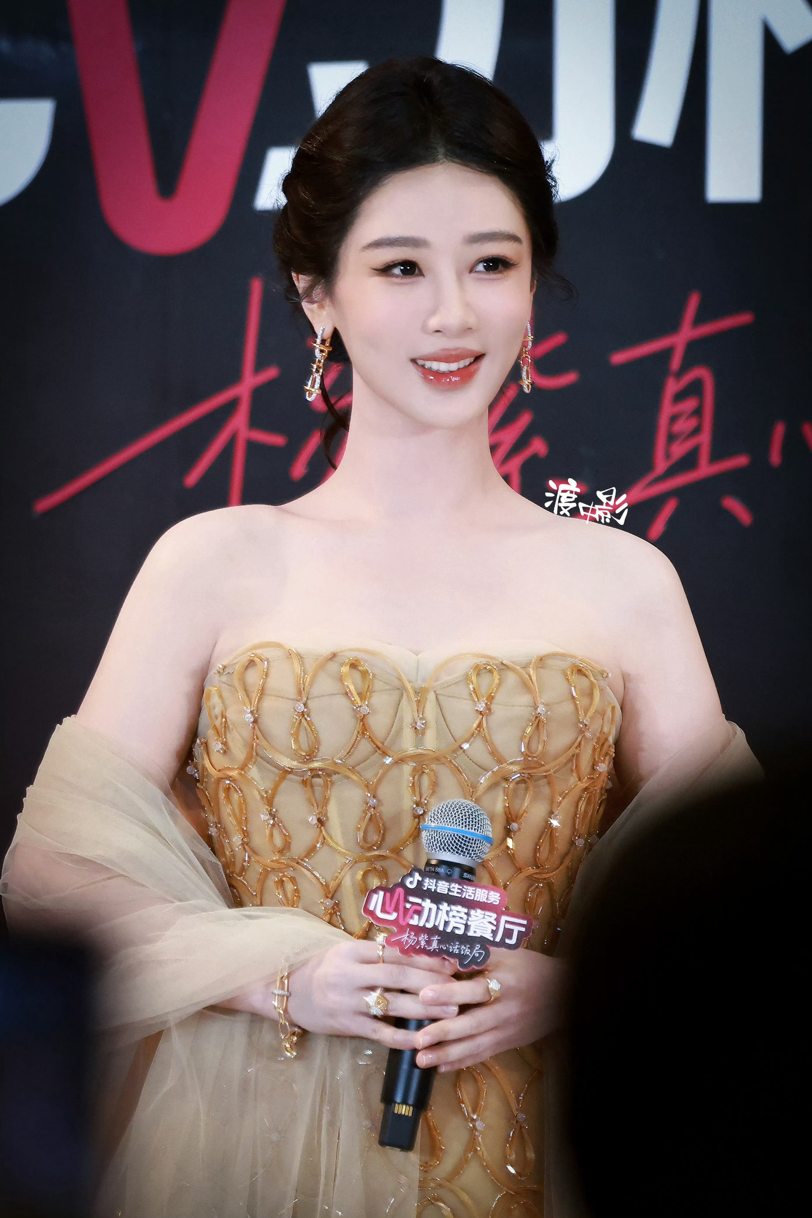 杨紫视后第一个线下活动造型宠粉仙女来啦 
