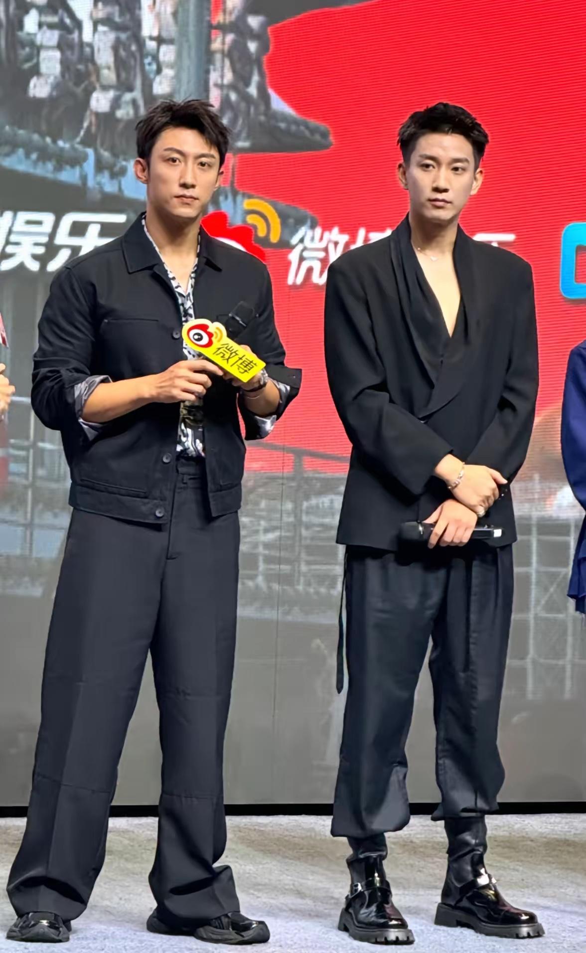 之前看综艺没觉得王子奇有多帅，
直到他和黄景瑜站在一起，
真的是低估他的实力了。