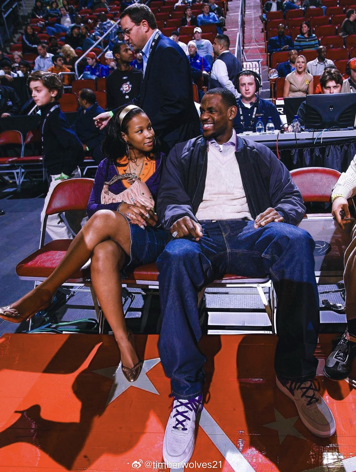 2006年2月17日，勒布朗和萨凡纳·詹姆斯在德克萨斯州休斯顿的丰田中心观看T-