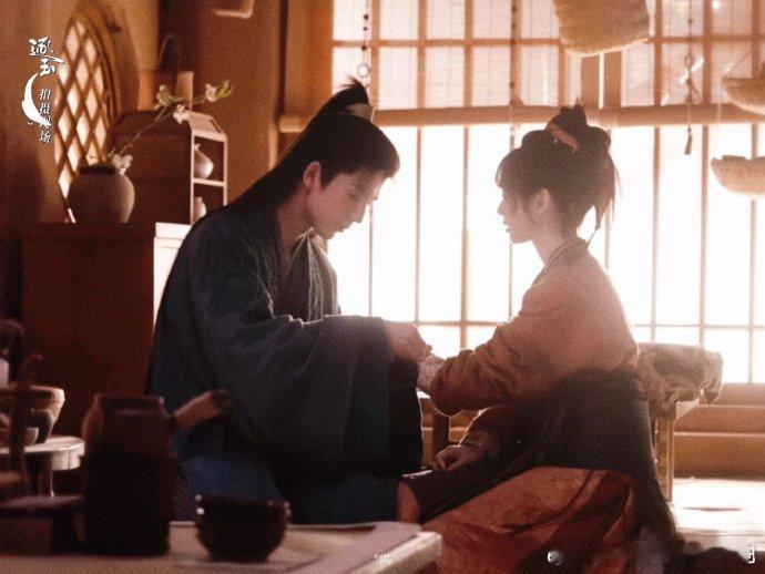 张凌赫田曦薇逐玉中秋节花絮逐玉张凌赫和田曦薇也太会整活了！说好的中秋团圆，结果两