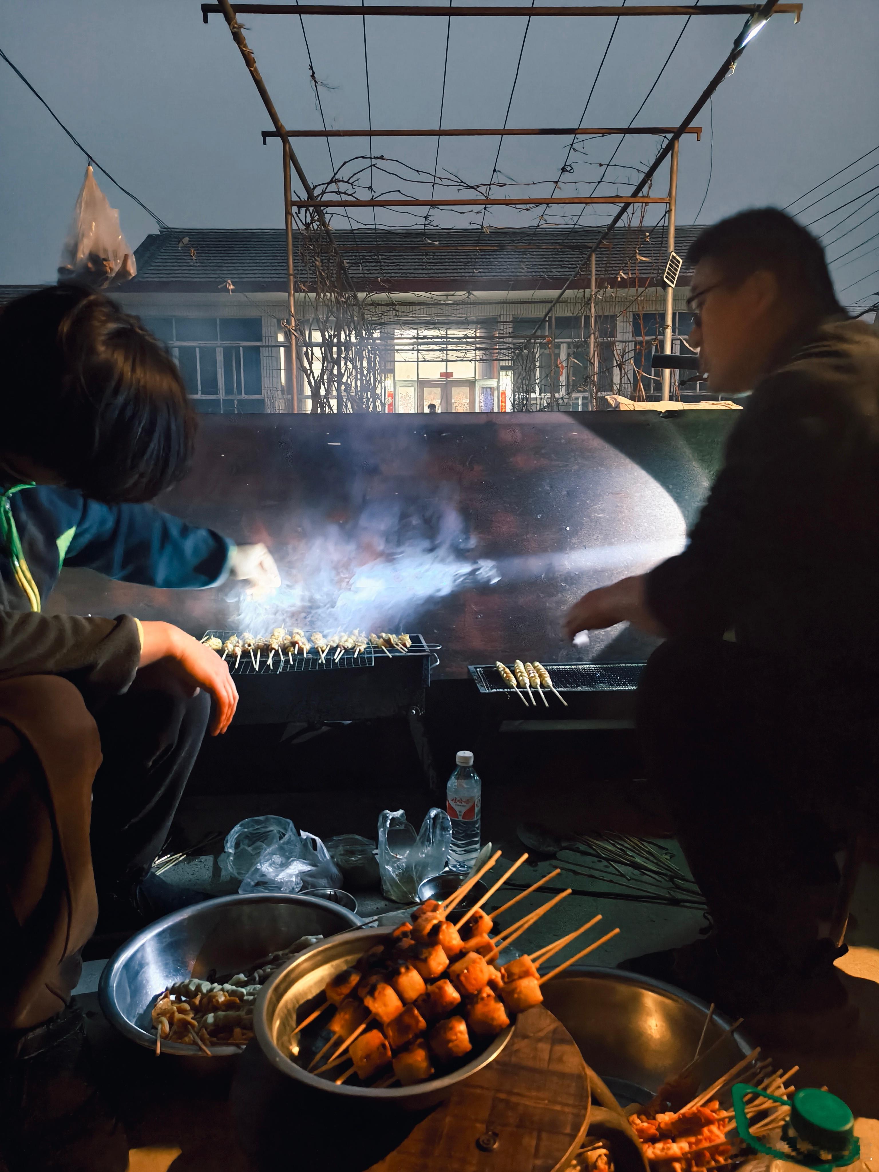 春节假期要结束了安排一顿烧烤孩子们和大人们都很喜欢吃甜瓜，西瓜，孩子们先尝一下，