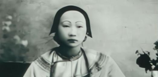 1961年，26岁李敖穷困潦倒，面临辍学的风险时，给胡适写信道：“胡先生，我穷得