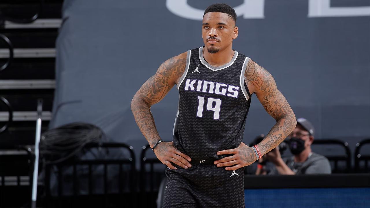 萨克拉门托国王与达奎恩·杰弗里斯签下一份10天困难特例合同。
本赛季，杰弗里斯在