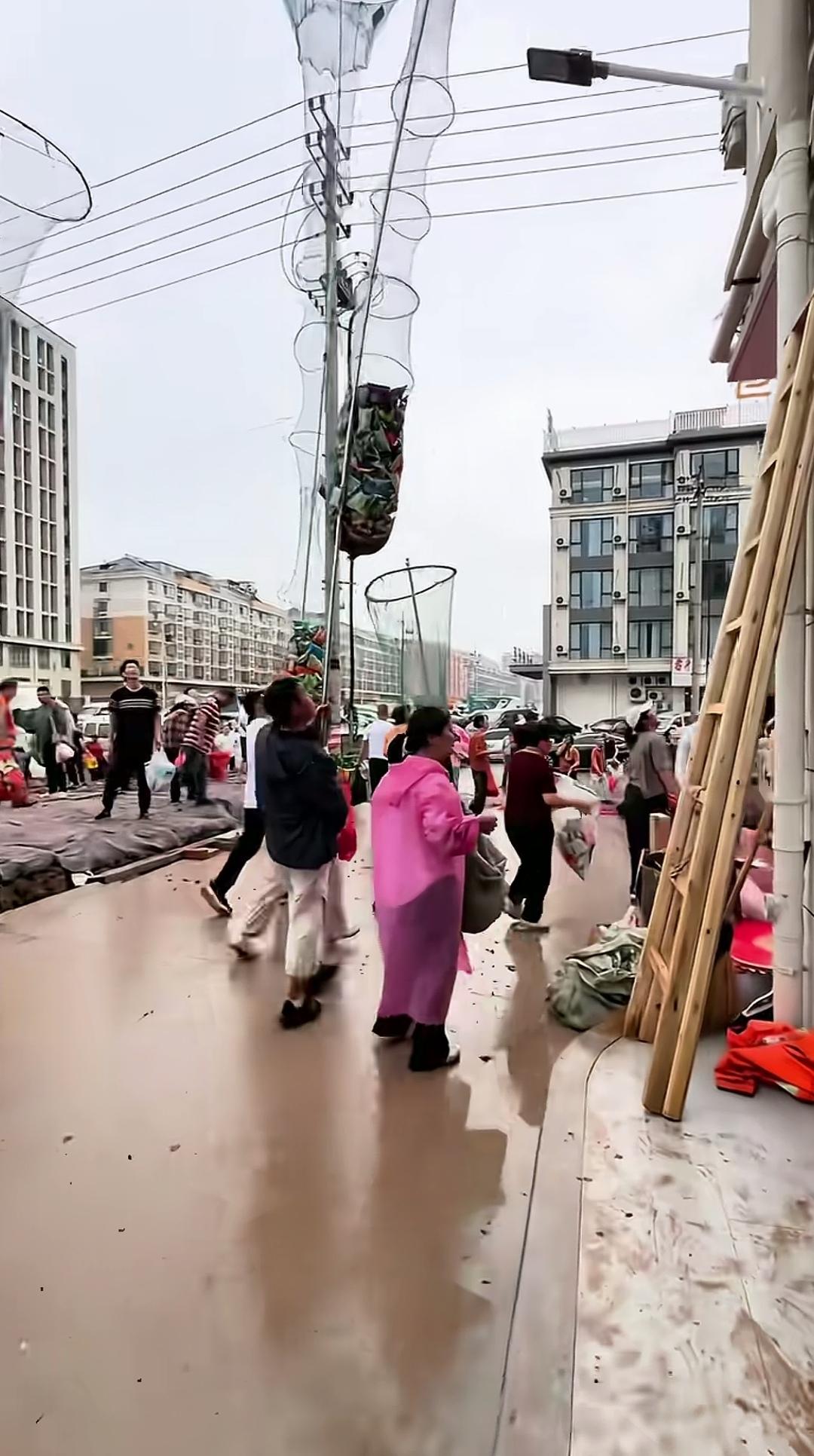 网兜接喜，新“卷王”登场！
在义乌新房上梁抢喜的现场，街坊们居然拿出一人高的大网
