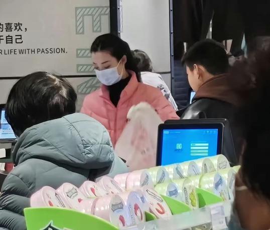 去过许昌胖东来的人，往往会注意到一个细节：这里的员工状态似乎和很多传统零售门店不