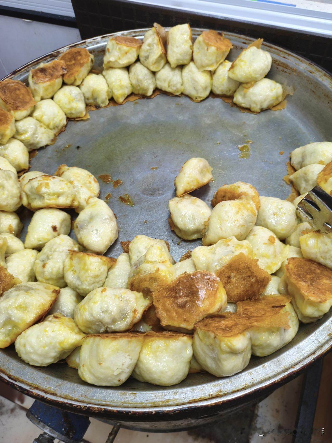 快50年了，妈的这句“蜜蜂爪子”，又传到我女儿手里了。

早上，我揉完面到水池也