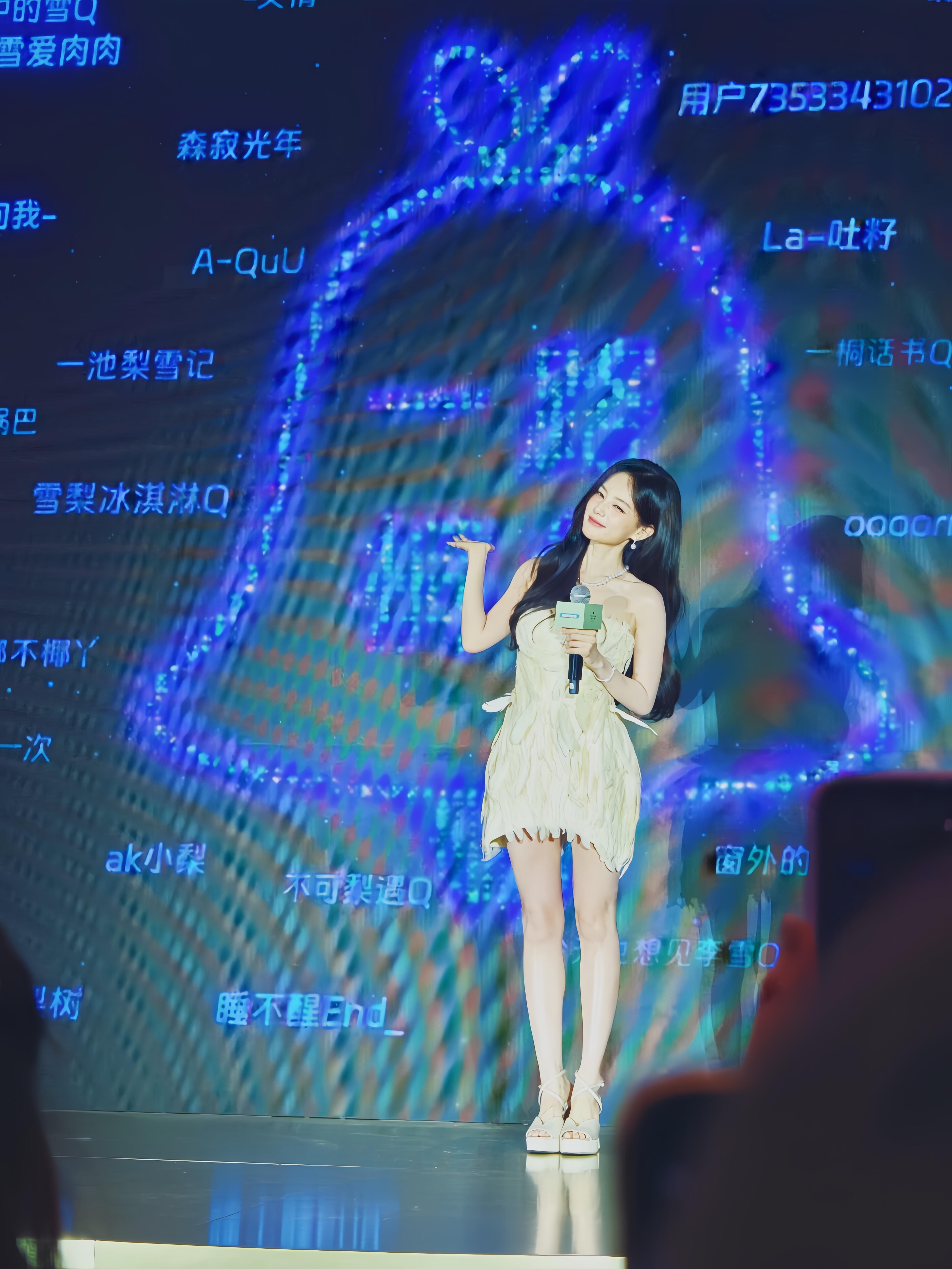 李一桐今日线下活动生图重庆有美神降临