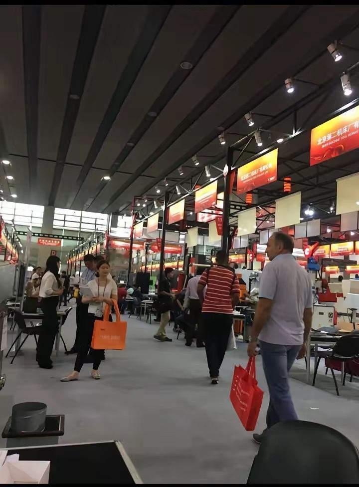 我刚刚在广交会，直接劝退了一位印度客商。
广交会首日客流很大，各国采购商络绎不绝