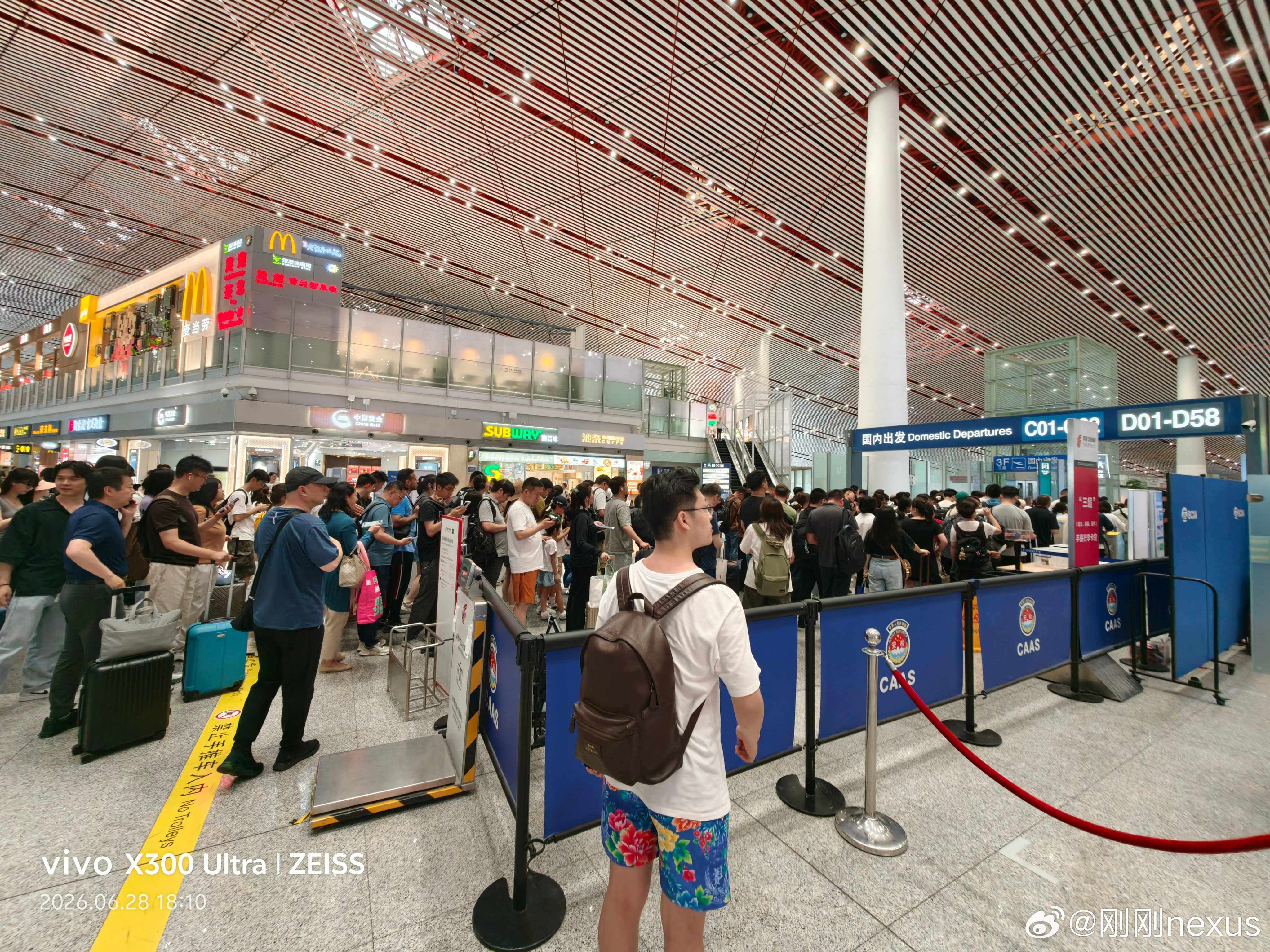 T3安检今天是咋了排队排爆了 