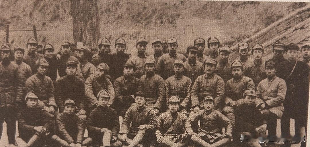 1936年7月，红二方面军与红四方面军一部在长征中历经艰险，到达西康甘孜，与先期