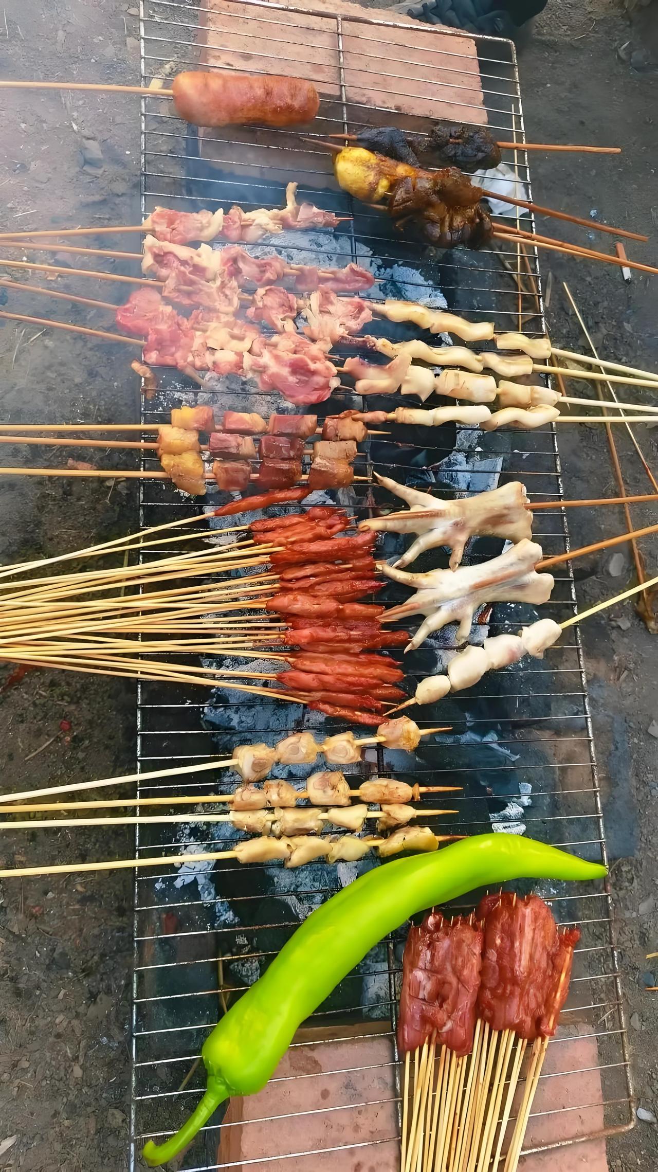 清远碧桂园山湖城餐饮老板犯了难，一方面油烟味怕被投诉，一方面要经营生存，烟火气与
