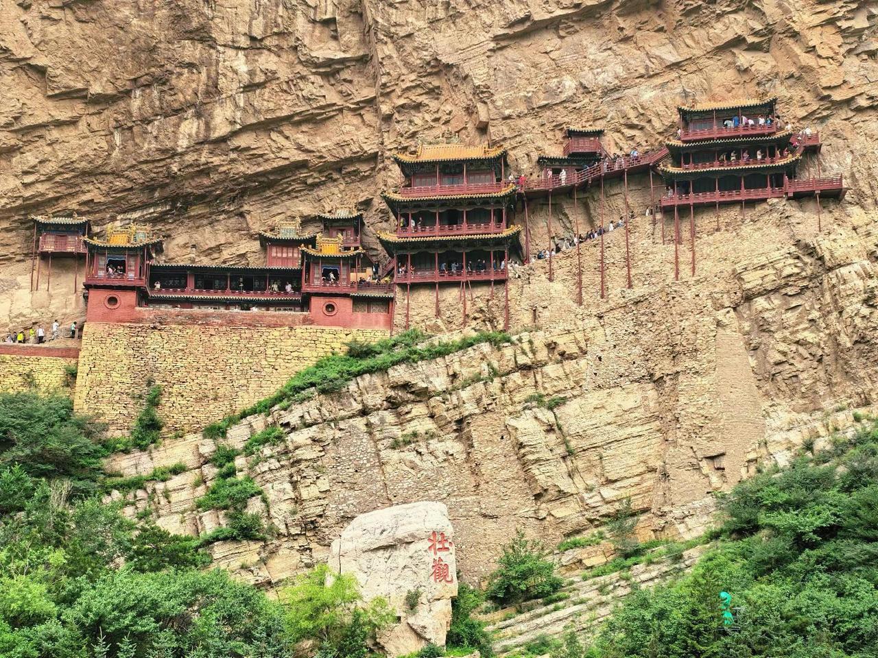 “危楼高百尺，手可摘星辰。不敢高声语，恐惊天上人。”李白的这首《夜宿山寺》，就是