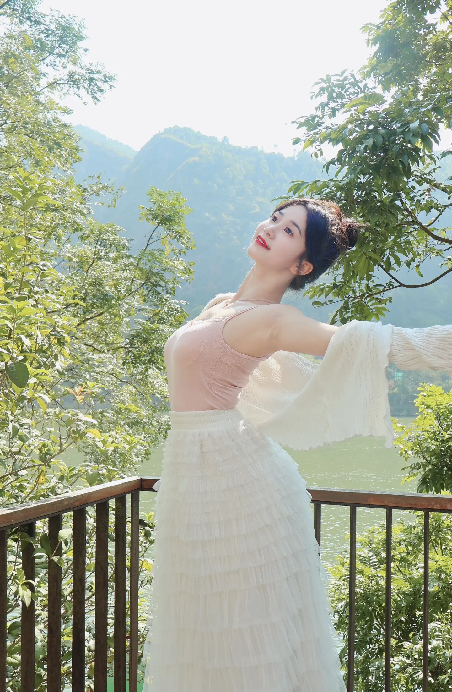 学会放慢脚步， 欣赏沿途的风景， 人生的旅程才会更加丰富多彩