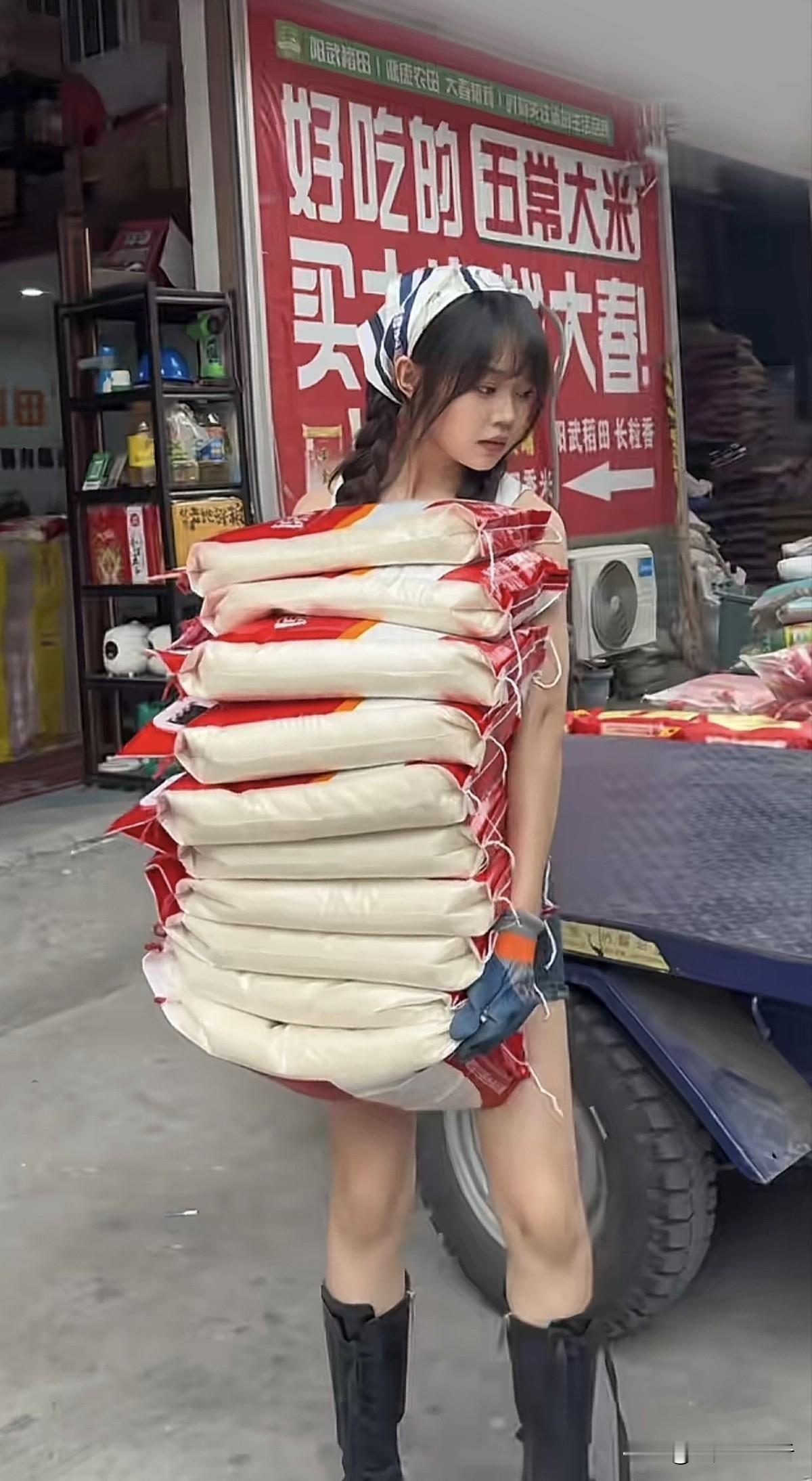 你们有多少人刷到过她的视频，这十袋米你们能抗不？就算一袋只有10斤，这就是100