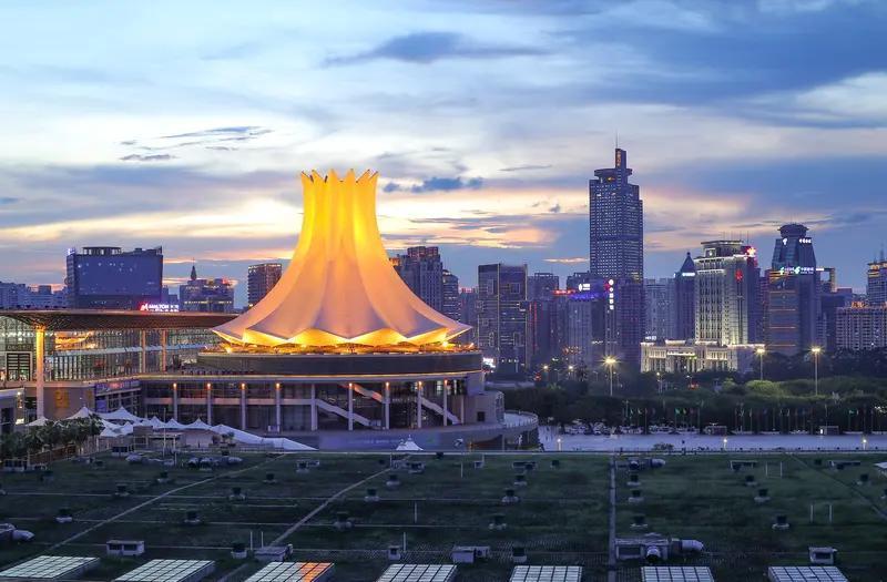 我超看好中国与东盟的合作前景。东盟已连续6年成中国第一大贸易伙伴，中国也连续17