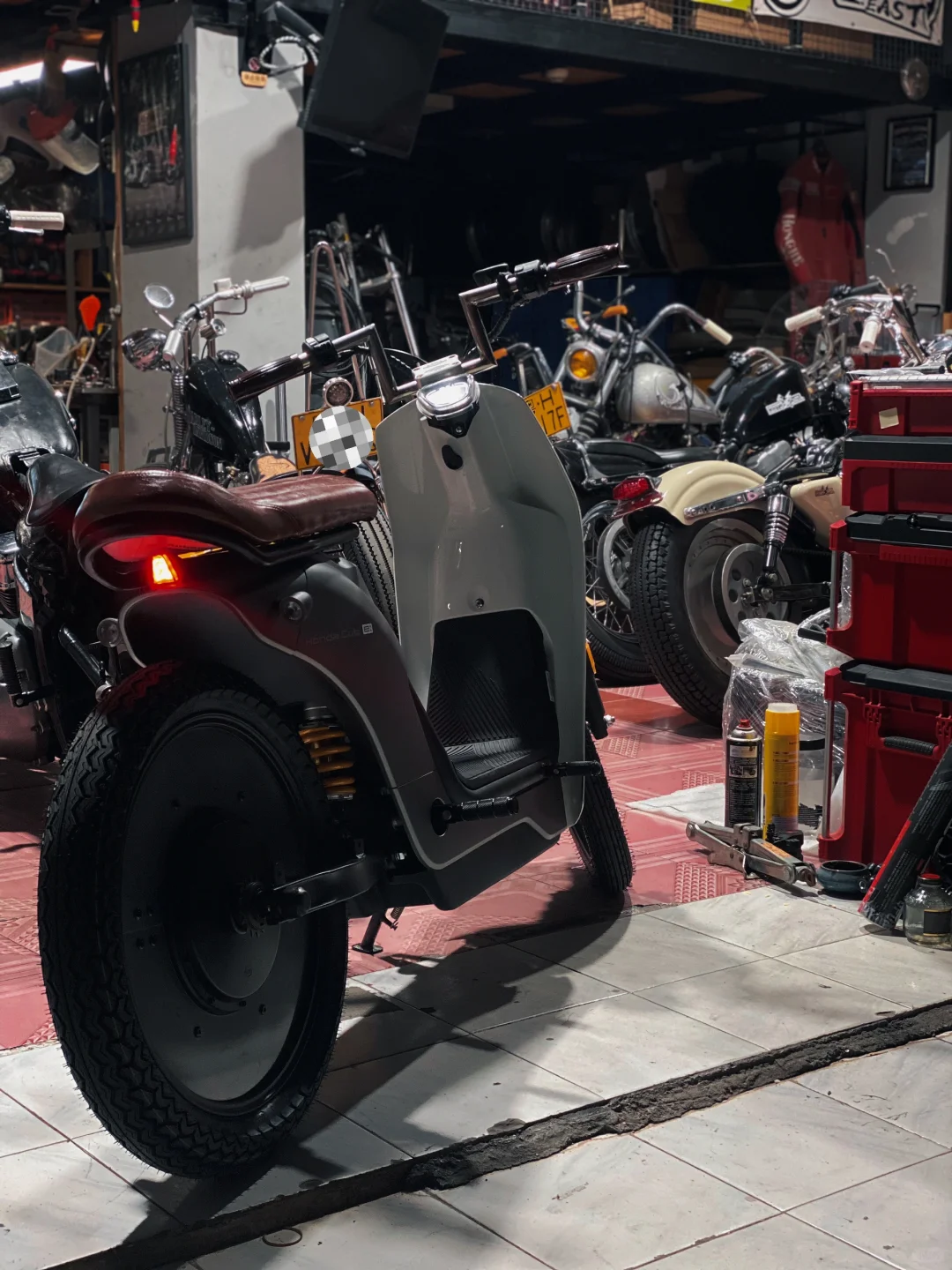 开部电鸡幼兽假装是摩托车