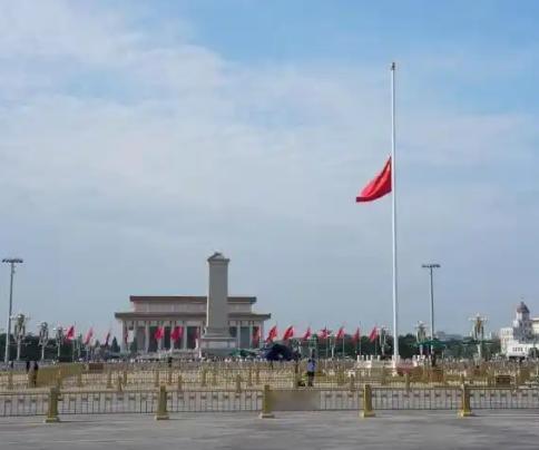 8月18日，很多地方都在降半旗表示对总理的哀悼之意。细心的朋友会发现，旗子停在了