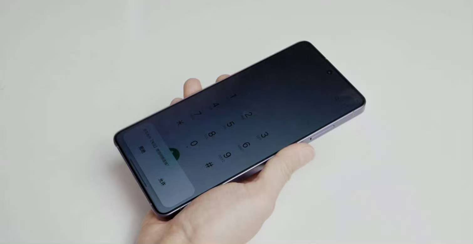 全球首部防窥屏手机 以前的防窥要么是靠软件算法，要么是贴个膜，要么还得用人脸识别