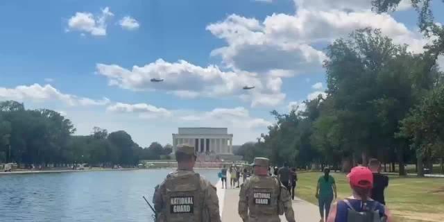 美国国民警卫队在倒影池巡逻，有瑞典媒体记者伸手摸了下倒影池的水，立马有国民警卫队