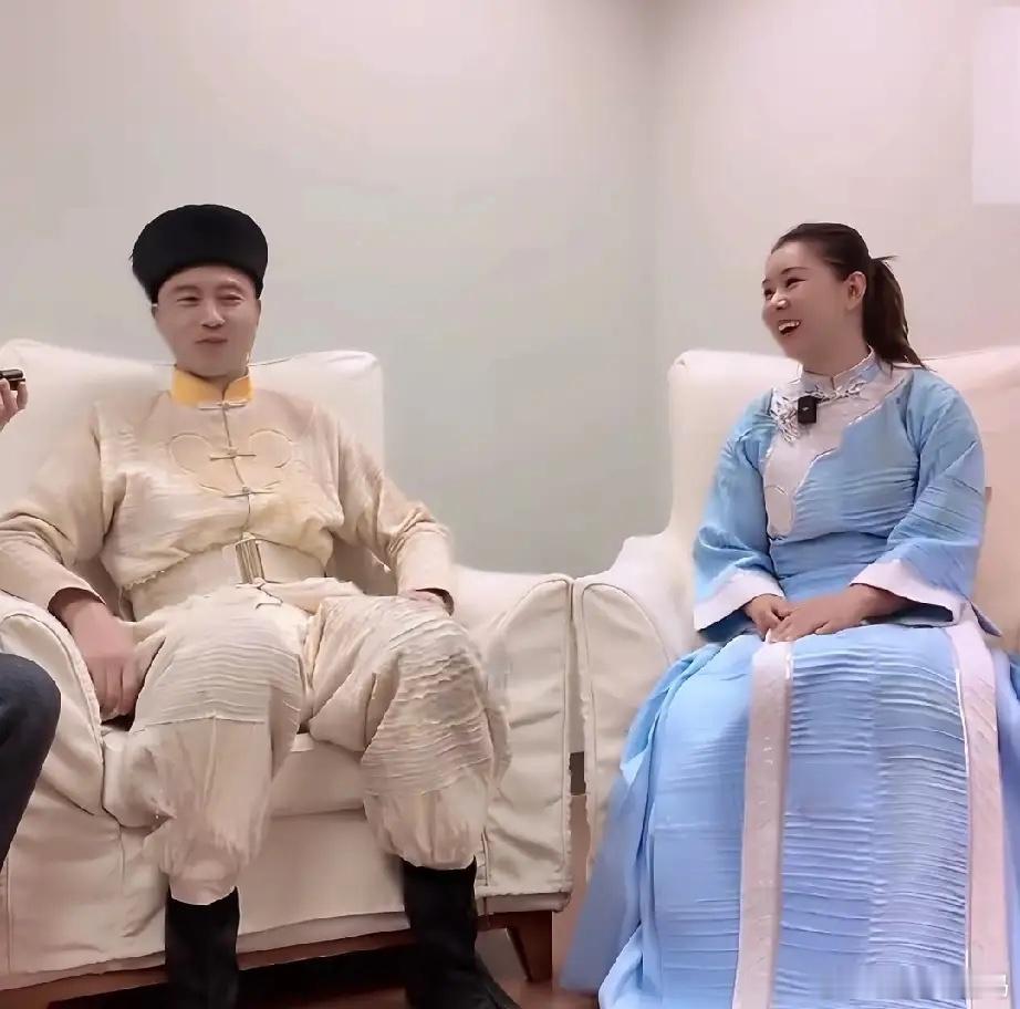 王雷李小萌夫妻俩终于出面辟谣了，网传的怀上三胎和住40亿豪宅的事把他们俩都逗笑了