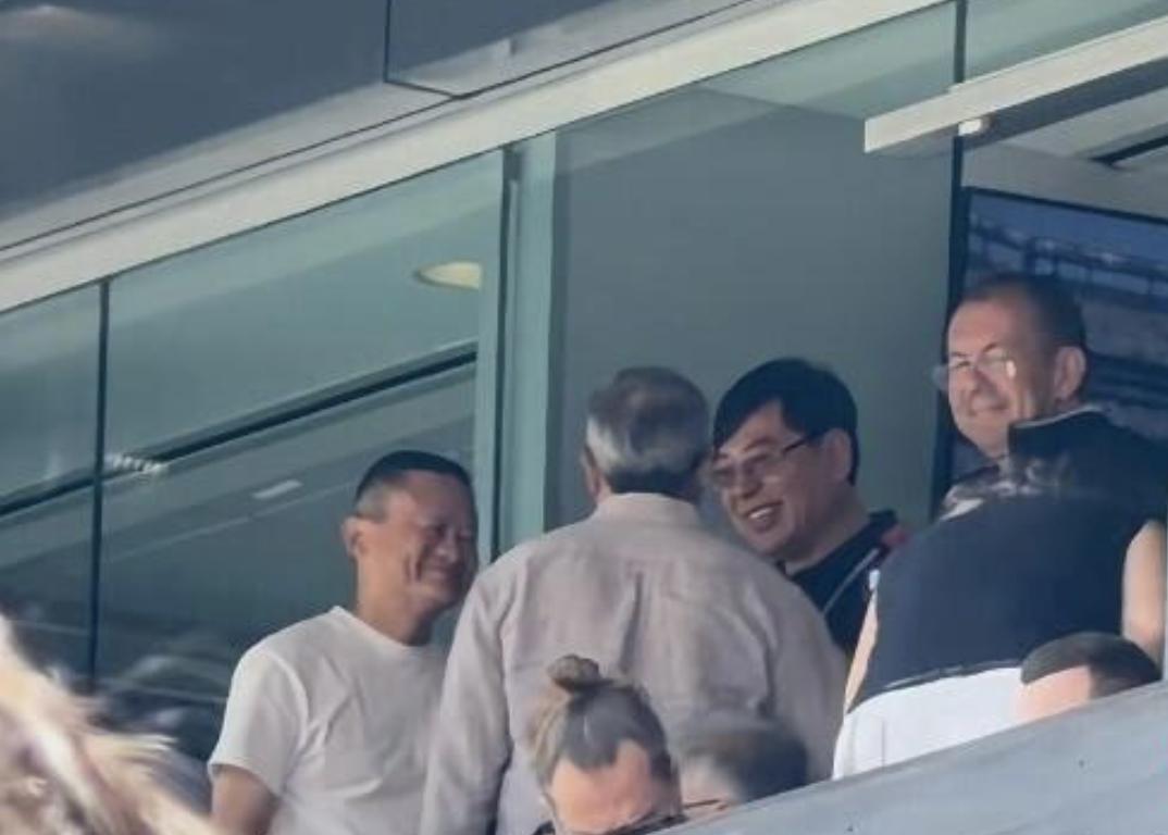 马云还是挺会生活的，
公司也管着，足球也看着。
做一家伟大的公司，做一个闲云野鹤