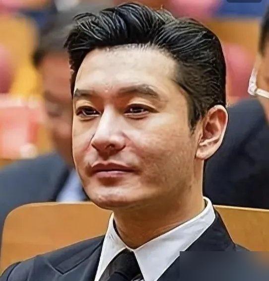 黄晓明公司养了17年糊咖，扭头就把奥运冠军表妹陈梦签了，上来就让她在戏里拿菜刀当