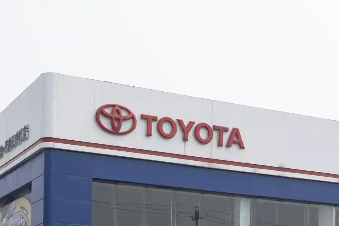 “这么好的车，美国为什么买不到？”

几个美国游客在墨西哥叫了一辆比亚迪网约车，