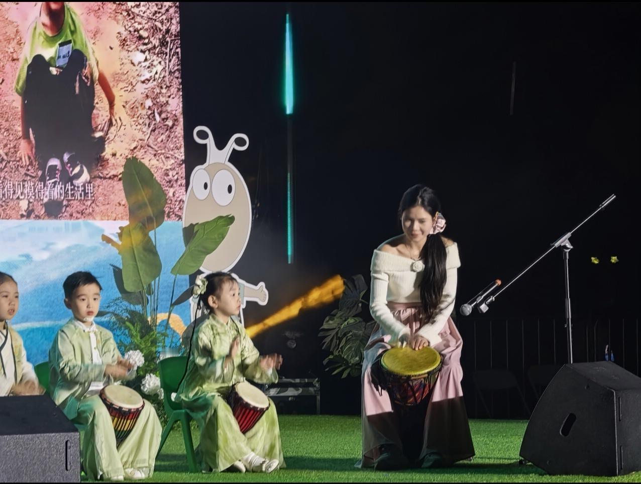 绿意在夜色中低语，鼓点如雨滴敲打心弦，孩子们捧着非洲鼓，像捧着初生的星群，而长笛