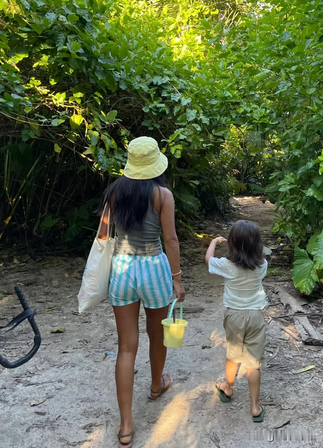 我真的没法去太贫困的地方旅游，看不过去，心里很难过，以前看《爸爸去哪儿》，黄多多