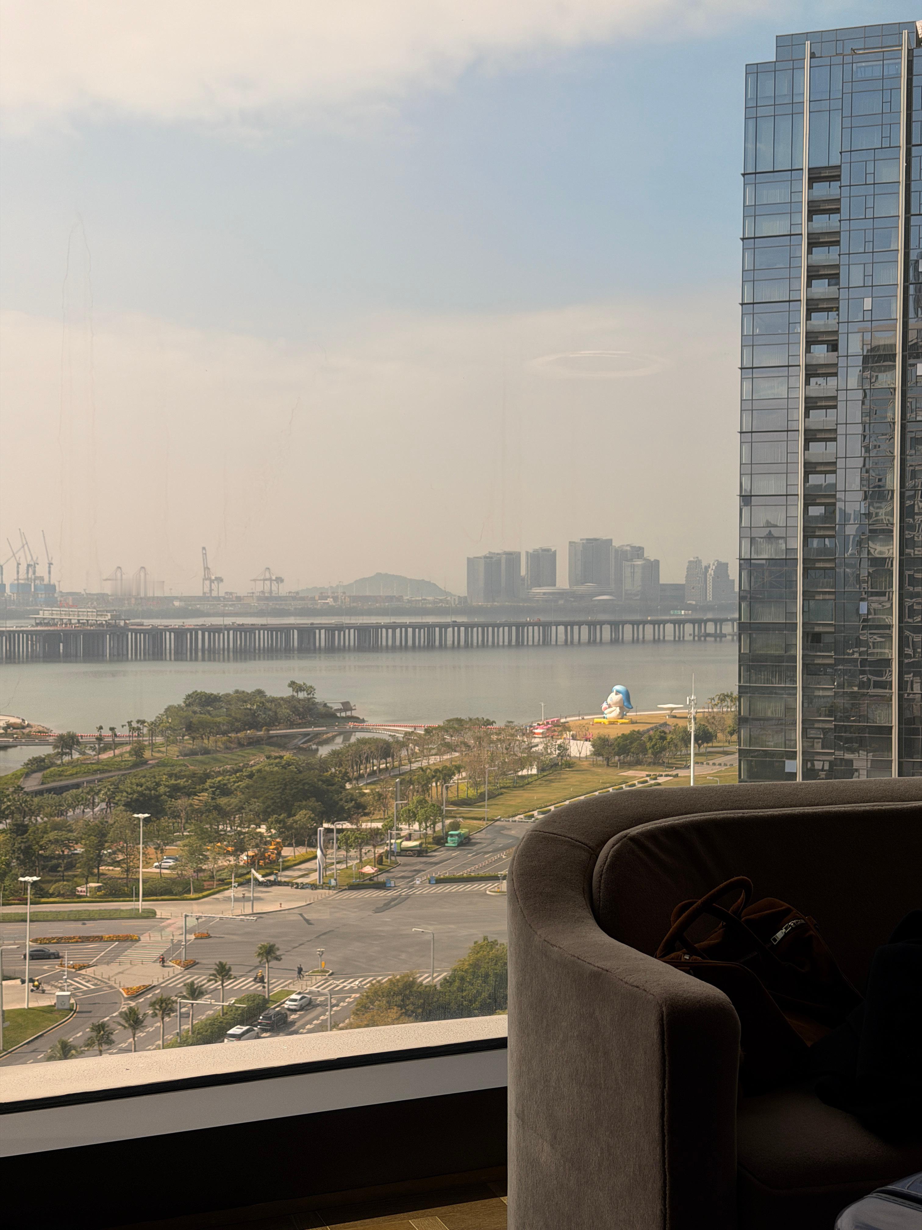 我酒店这个大落地窗，风景也太赞了【晚宴妆造】开始了，嘿嘿嘿嘿嘿～ 深圳