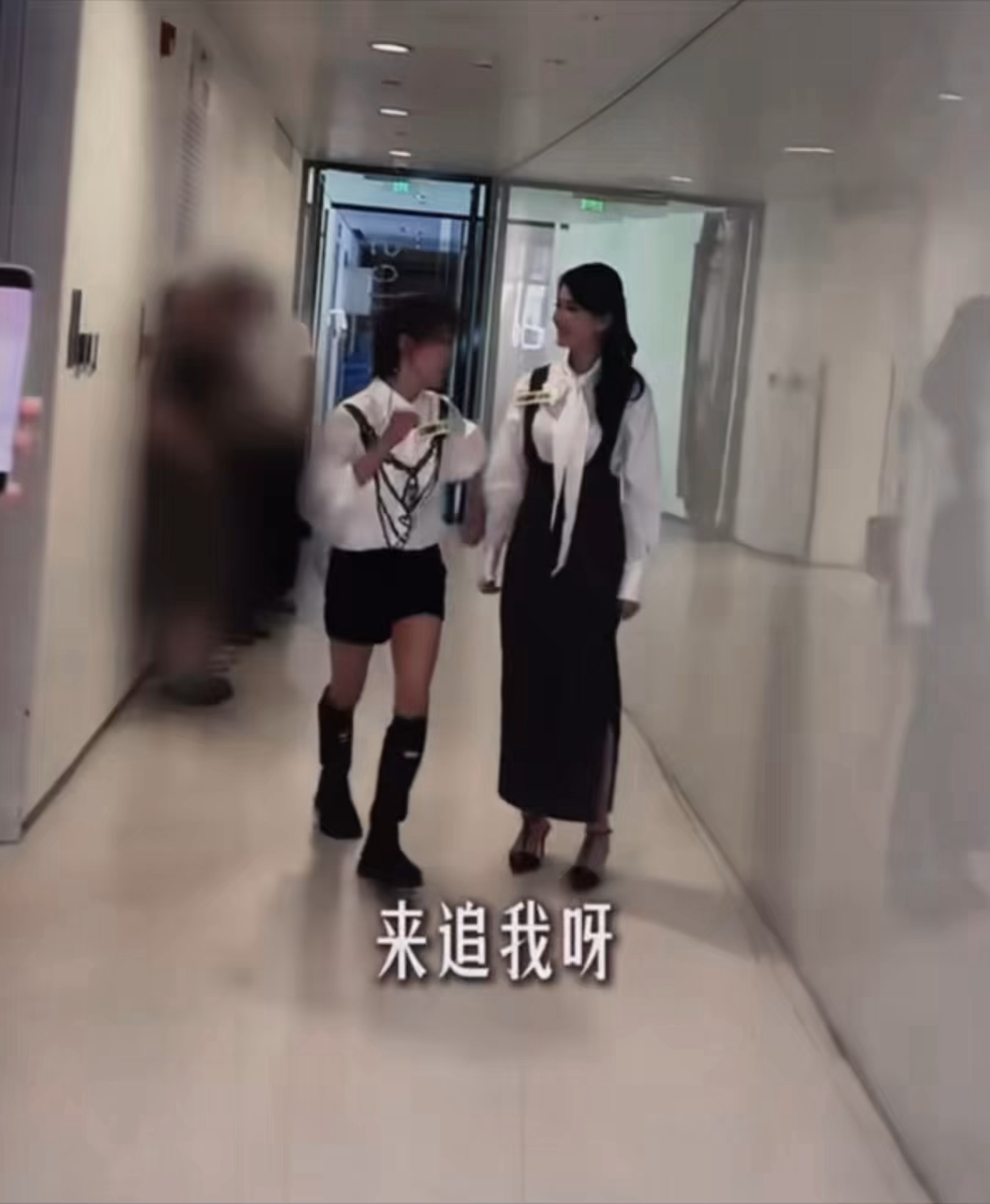 我并不知道她两是怎么了。 
