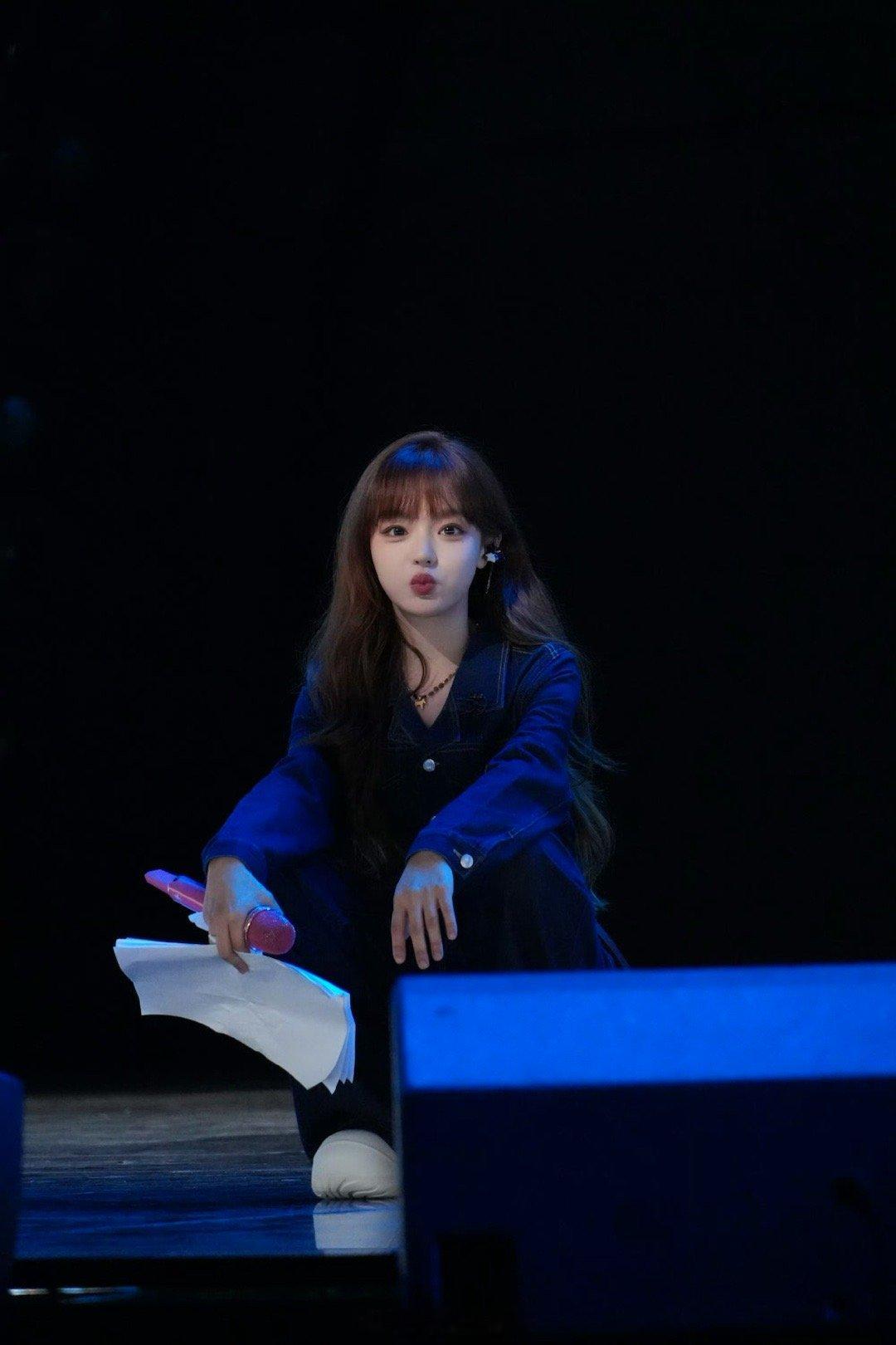 黄霄雲居然把水晶穿在身上银河碎钻被她披上肩头！上万颗水晶串成流苏，在聚光灯下化作