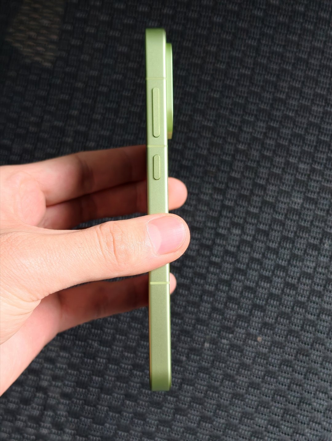 现在手机配色的重要性一点也不亚于设计和配置，拿一加15T这个松弛抹茶来说，第一眼