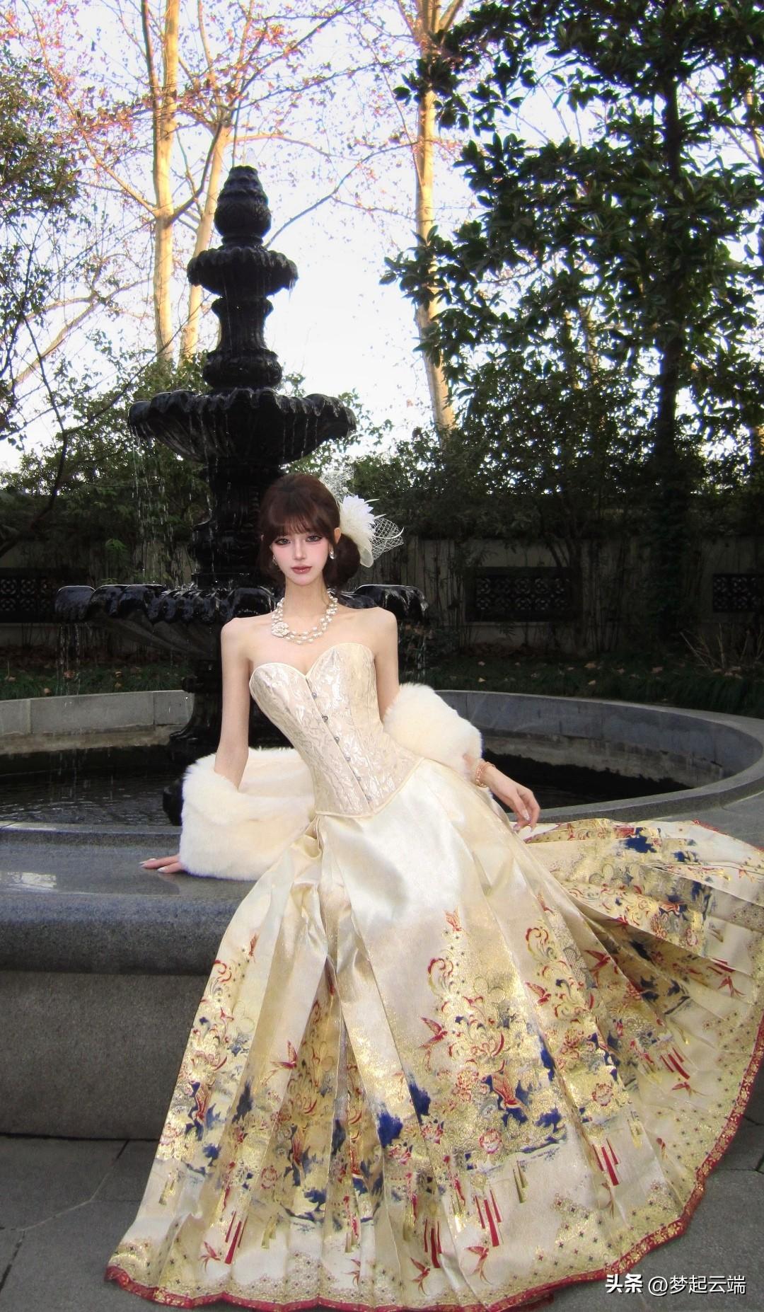 梦幻公主风，优雅坐于喷泉旁，宛如童话中的公主。