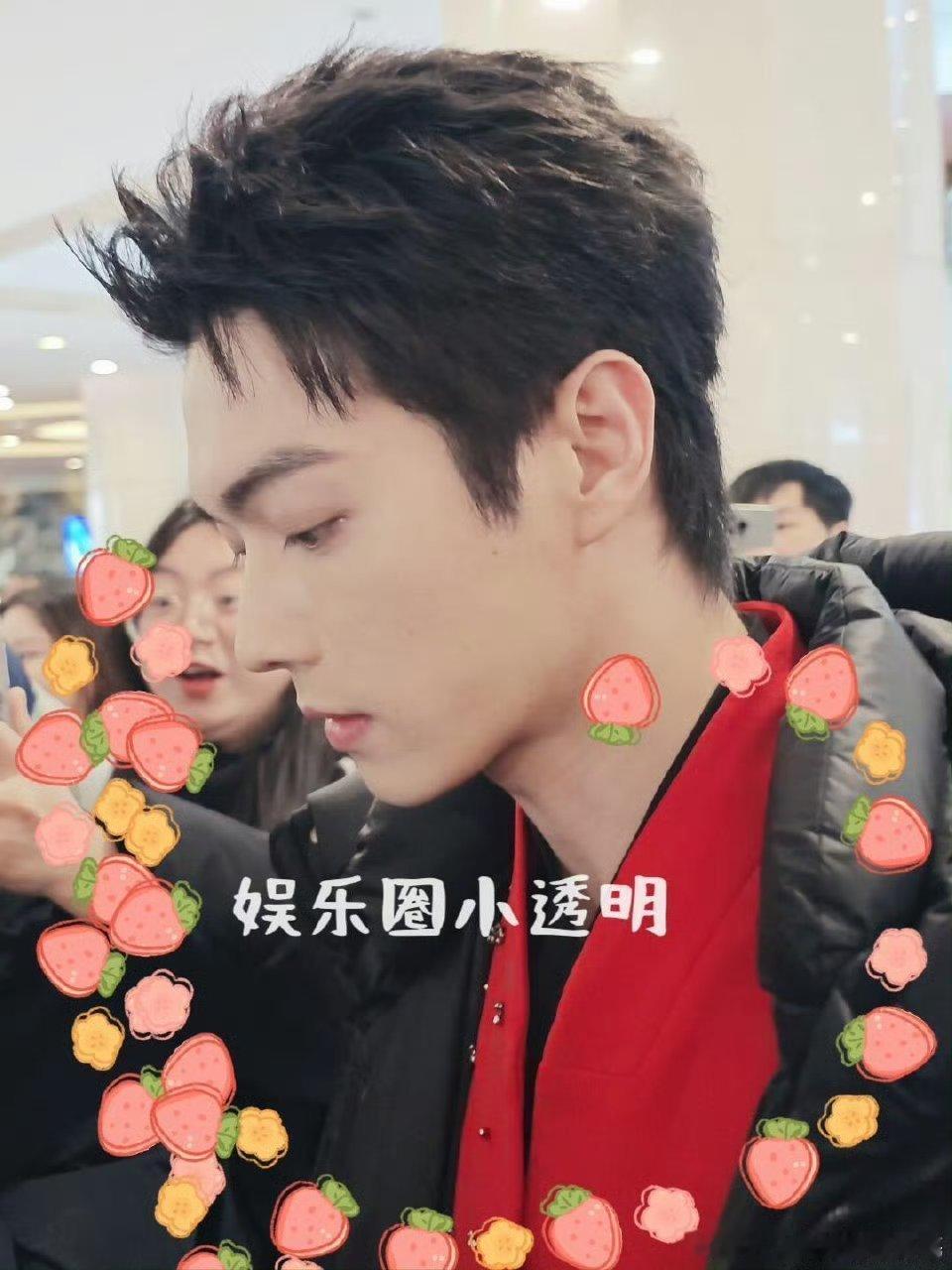 许凯蛇年央视春晚第三次联排生图路透来啦！不得不说我们的 soso 真的是超级帅啊