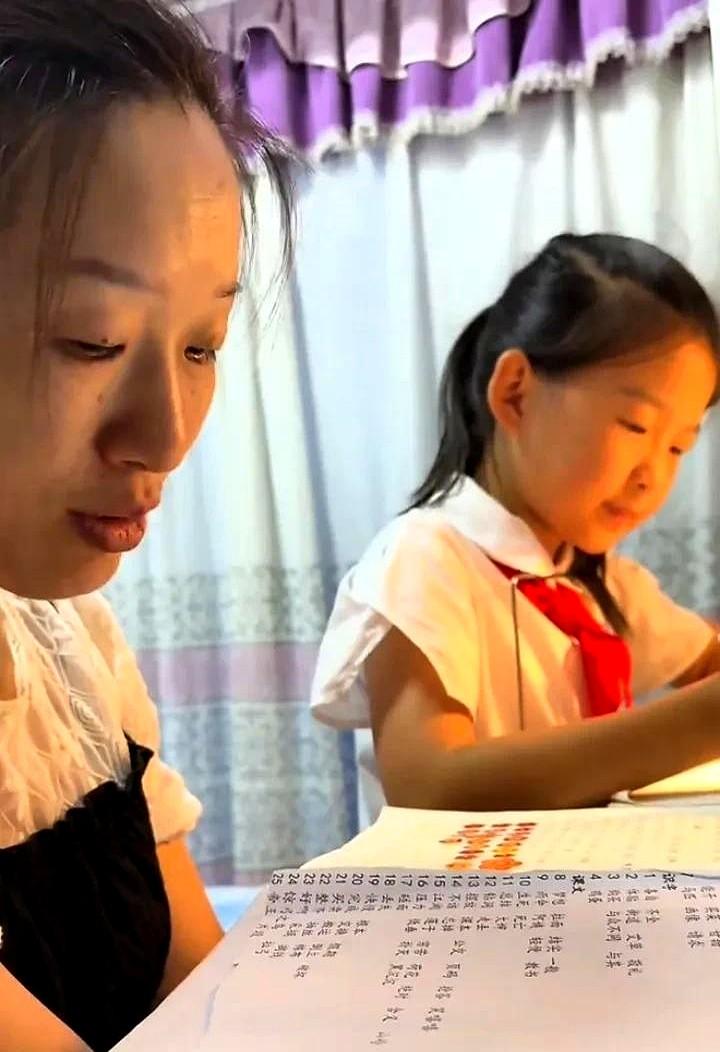 我还以为谢浩男妈妈最近不会更新视频了呢，没想到一打开手机就看到她在家指导小妹写作