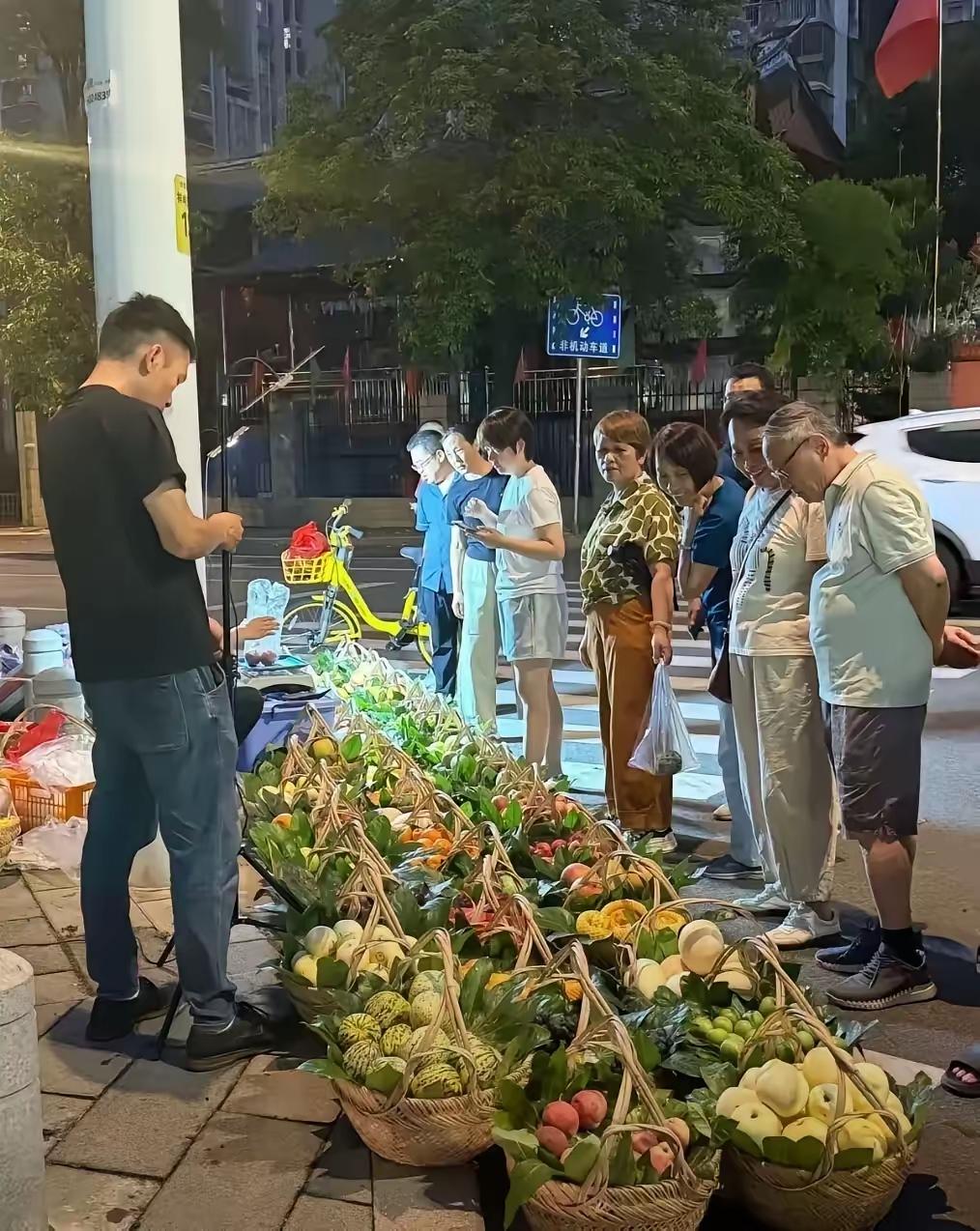 生意头脑不是人人都有，所以不是所有人都适合做生意。
 
你看这个地摊老板，竹篮子