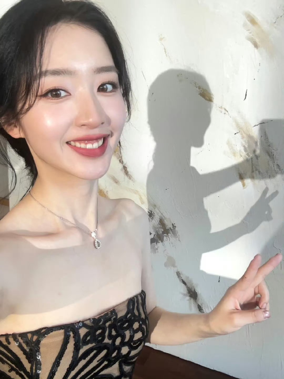 邓恩熙这是看到什么了笑的这么开心，玩的开心吗？