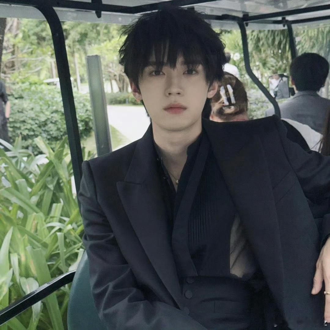 周翊然忙完这个忙这个忙点好，忙点好啊！刚刚解锁文化交流大会，转头又官宣了视界大会