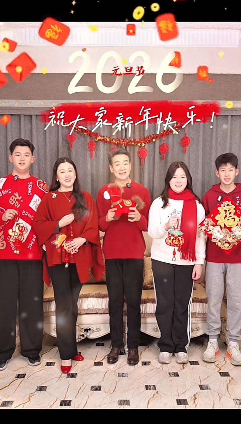老戏骨寇振海在元旦佳节晒出全家福，一家五口的颜值非常高，幸福美满的一家人。

元