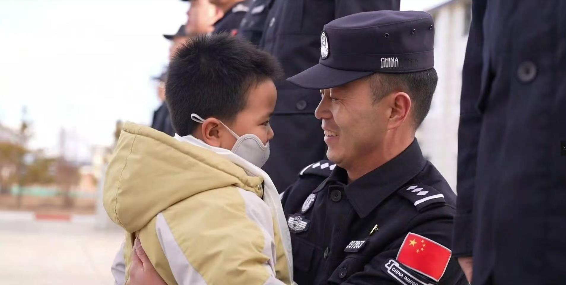 父母吸氧上5400米边防哨所团圆没有华丽的仪式，只有最真诚的奔赴。西藏边防540