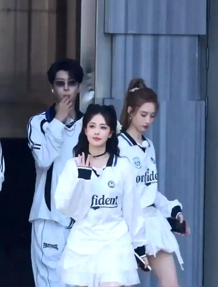 黄子韬当街被呛，真不是没理由的。
 

路人一句“难怪人家不公开”，直接让他气到