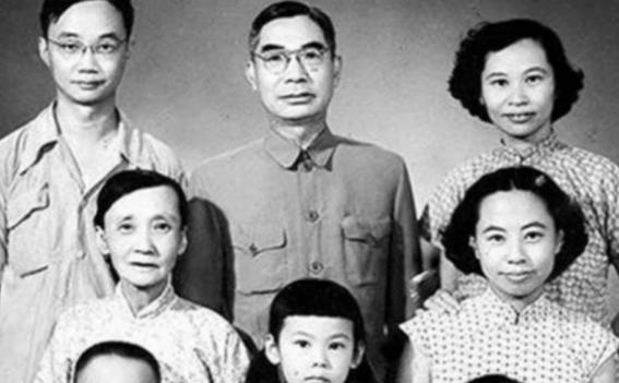 1967年，妻子刚去世，快80岁的茅以升就和6个孩子商议，想要续娶。当他说出女人