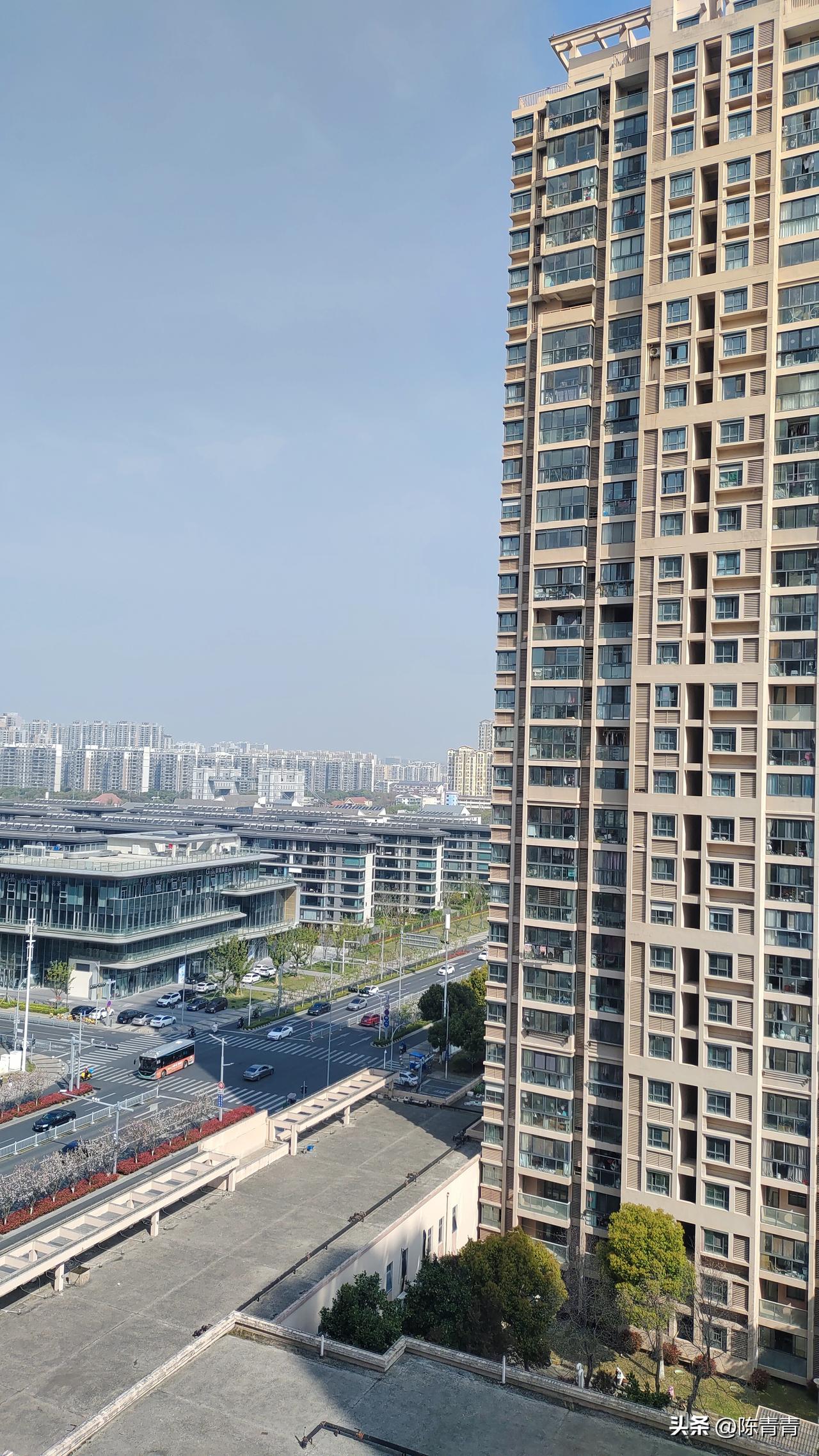 邻居家养三只猫，在她布艺沙发上小坐会，感觉就不自在。回到家里把裤子脱掉，还真是，