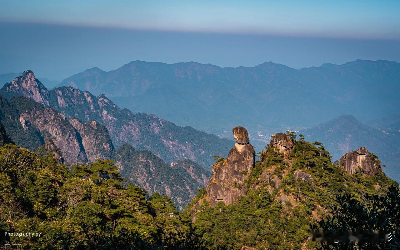 江西上饶三清山，是由不同成因的花岗岩组成的地貌，也是世界上已知花岗岩分布最密集、