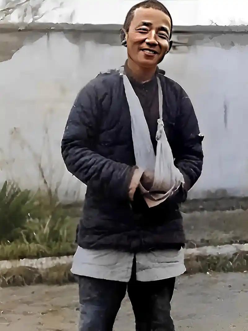 1943年，汤景延打死三名新四军战士，带着600多人投靠了日军。新四军高官义愤填